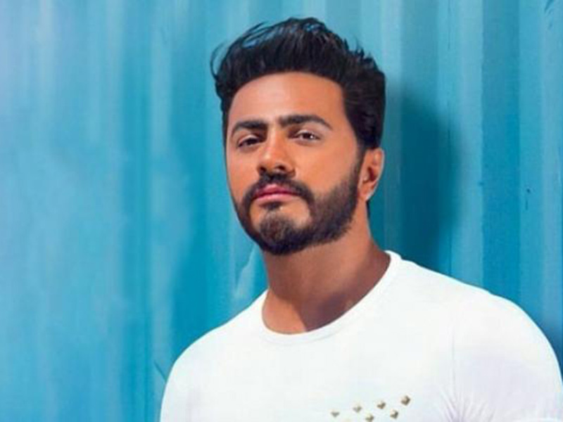 اضغط لمشاهدة الفيديو: تامر حسني يهرب من حضن معجبة في حفله بالكويت